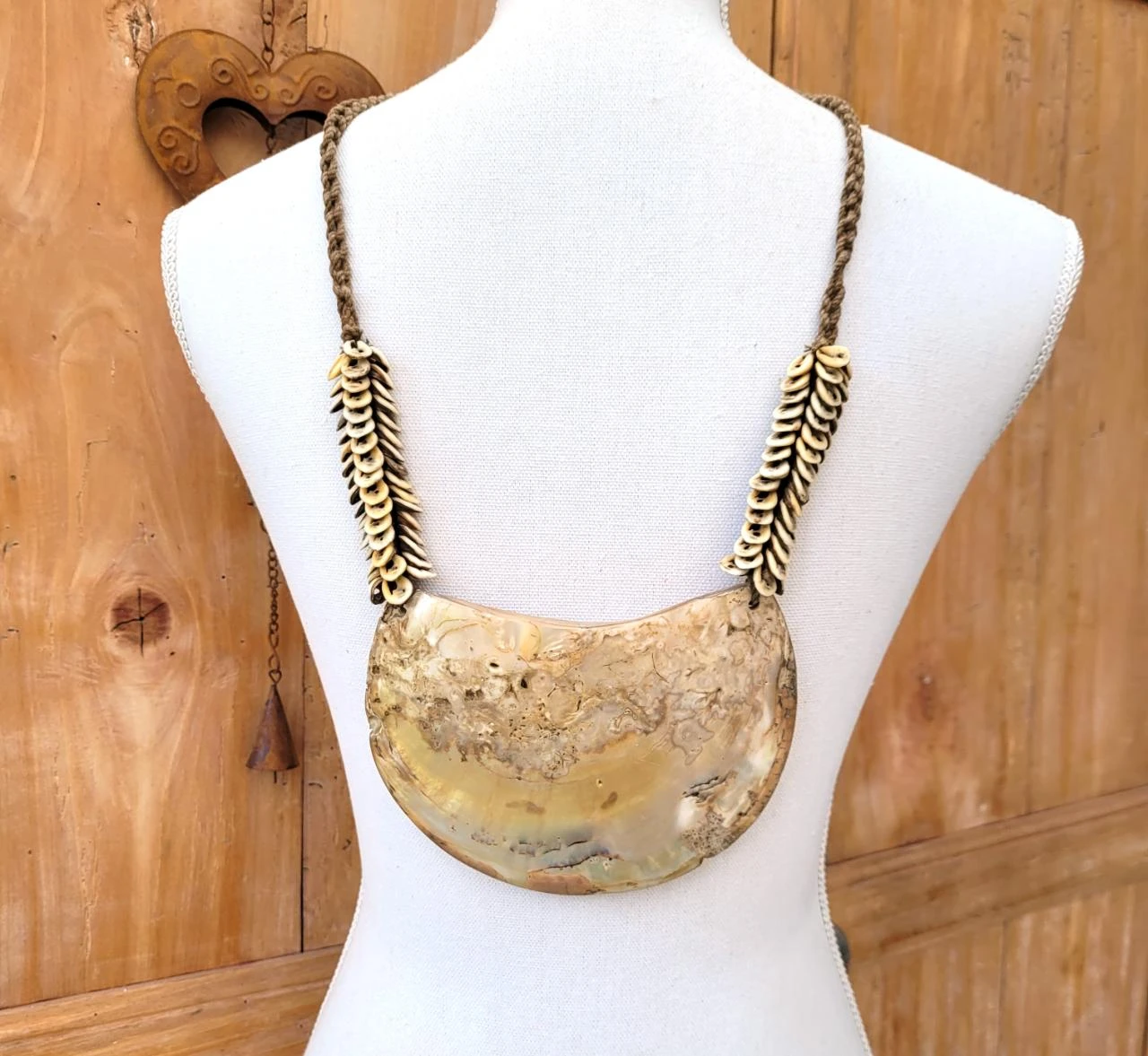 Ancien collier Papouasie, Collier coquillage de cérémonie traditionnel.